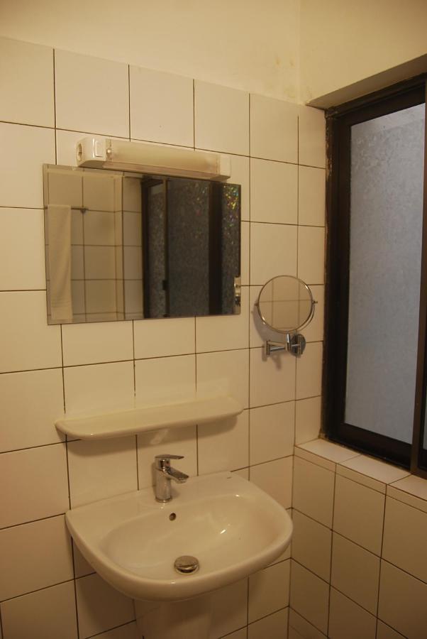 Karls Guesthouse 코토누 외부 사진