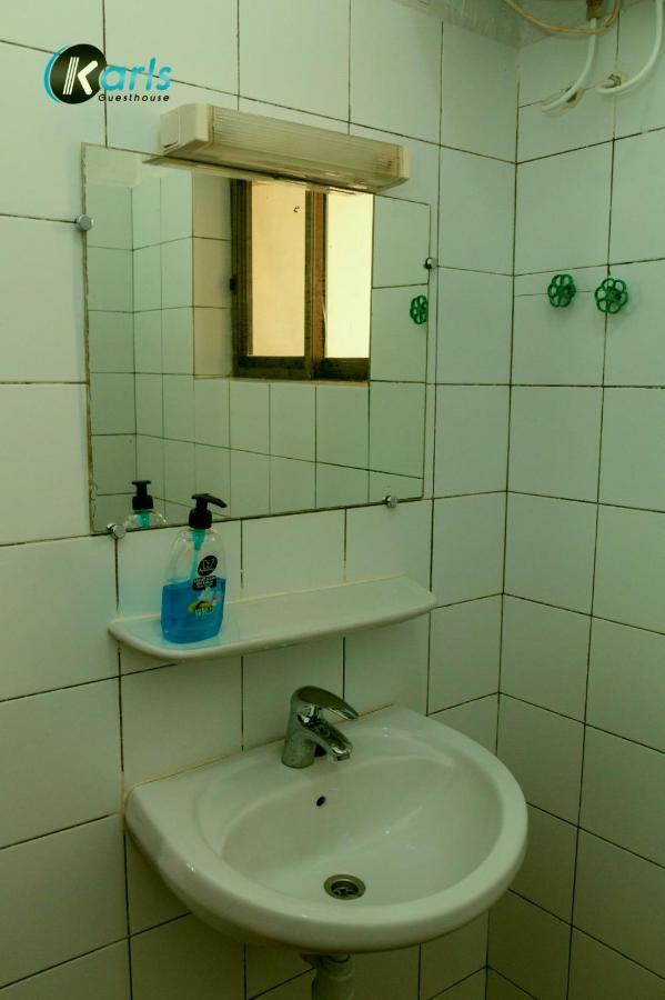Karls Guesthouse 코토누 외부 사진